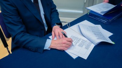 Robert Homicki podczas podpisania porozumienia